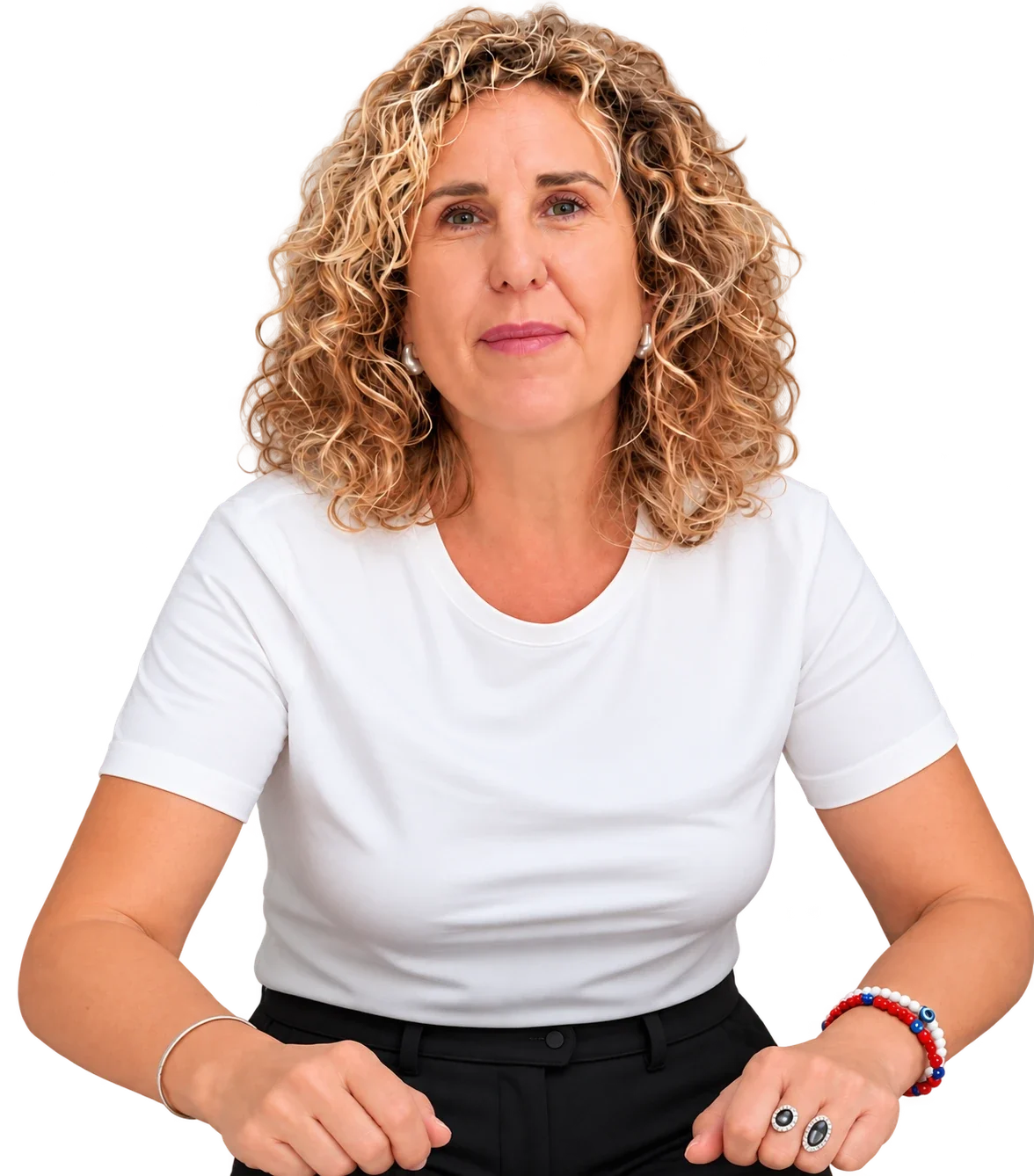 Asesora inmobiliaria en Valencia Ana Carrascosa, sentada a una mesa y mirando a cámara